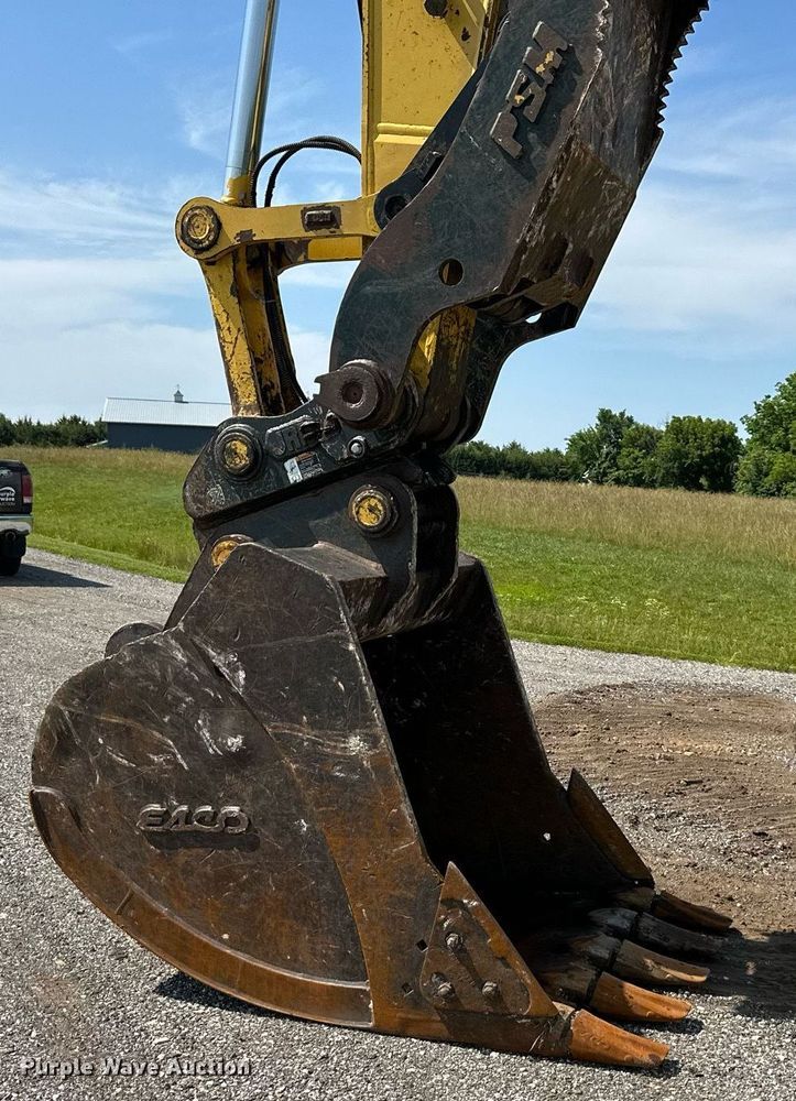 image for item DO5055 2013 Komatsu PC240LC-10  excavator