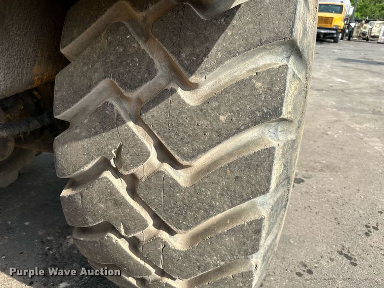 image for item DO5130 1984 John Deere 862  elevating scraper