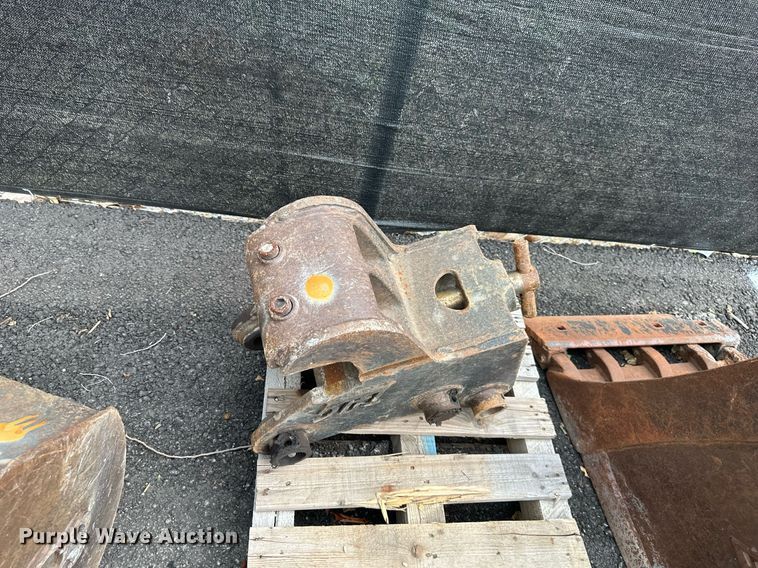 image for item DO5135 (4) excavator buckets