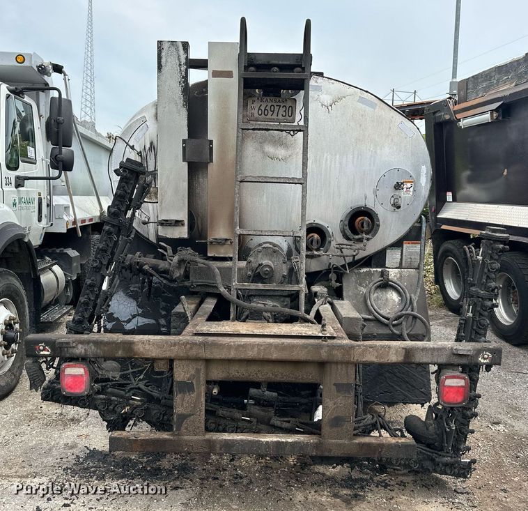 image for item DO5161 2013 International WorkStar 7300  oil distributor truck