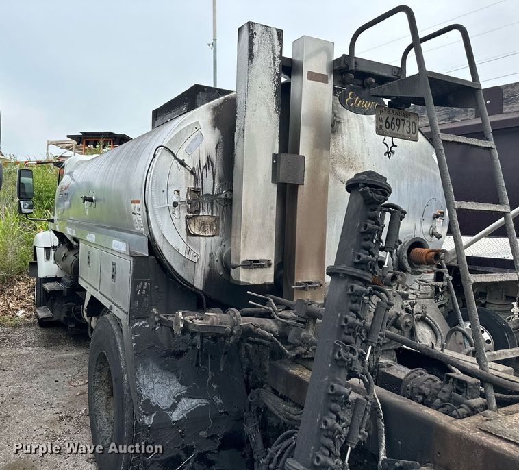 image for item DO5161 2013 International WorkStar 7300  oil distributor truck