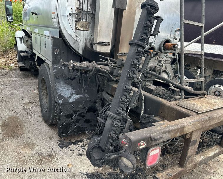 image for item DO5161 2013 International WorkStar 7300  oil distributor truck