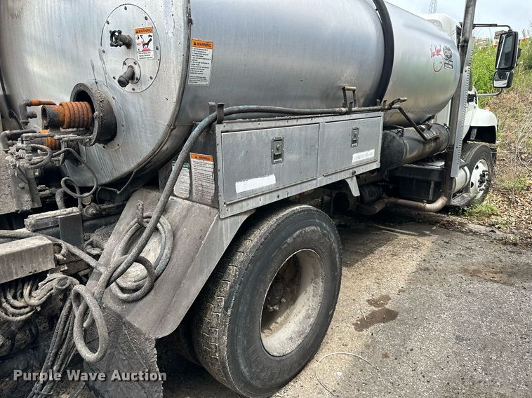 image for item DO5161 2013 International WorkStar 7300  oil distributor truck