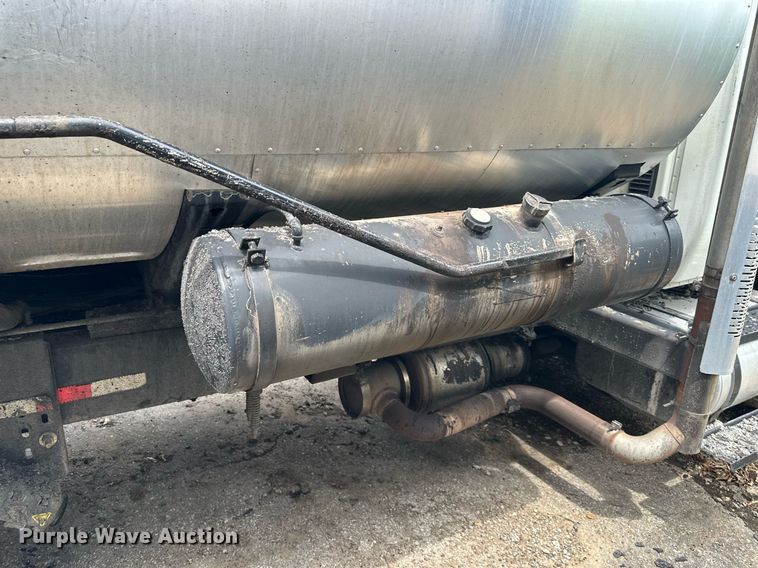 image for item DO5161 2013 International WorkStar 7300  oil distributor truck