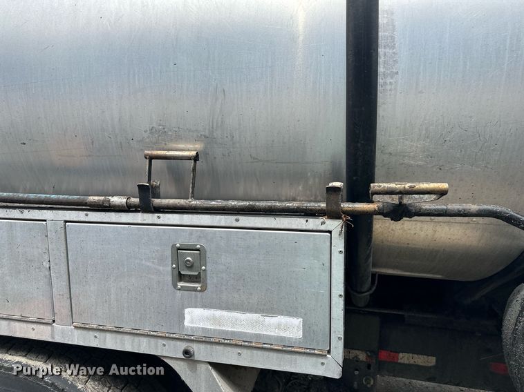 image for item DO5161 2013 International WorkStar 7300  oil distributor truck