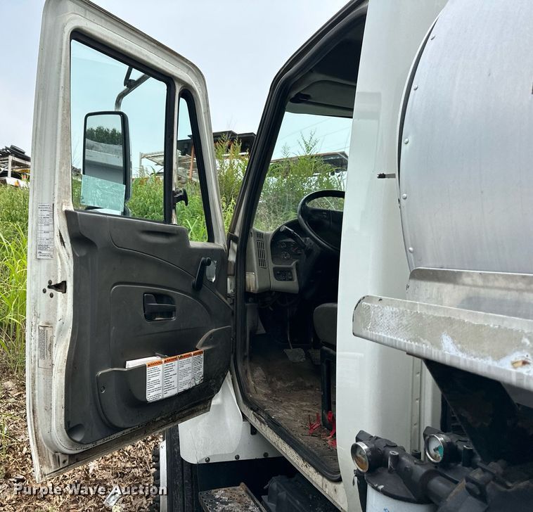 image for item DO5161 2013 International WorkStar 7300  oil distributor truck