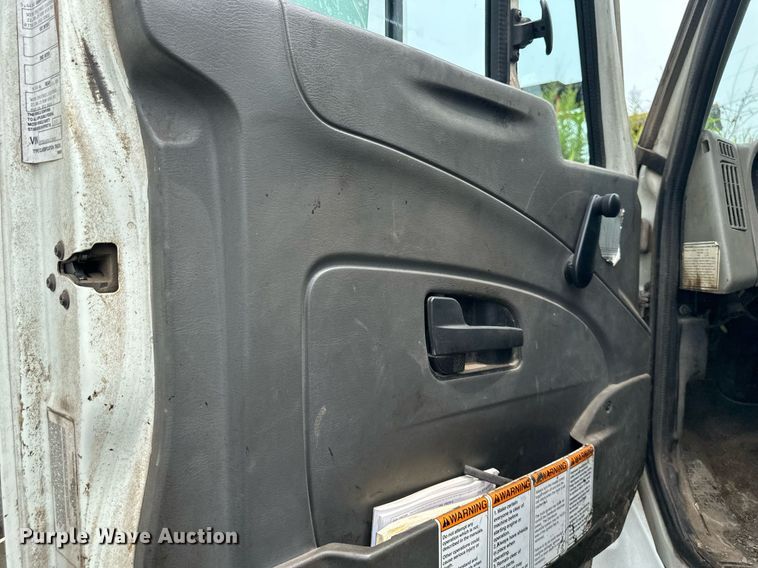 image for item DO5161 2013 International WorkStar 7300  oil distributor truck