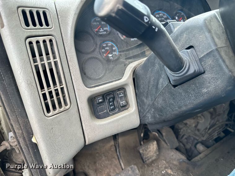 image for item DO5161 2013 International WorkStar 7300  oil distributor truck