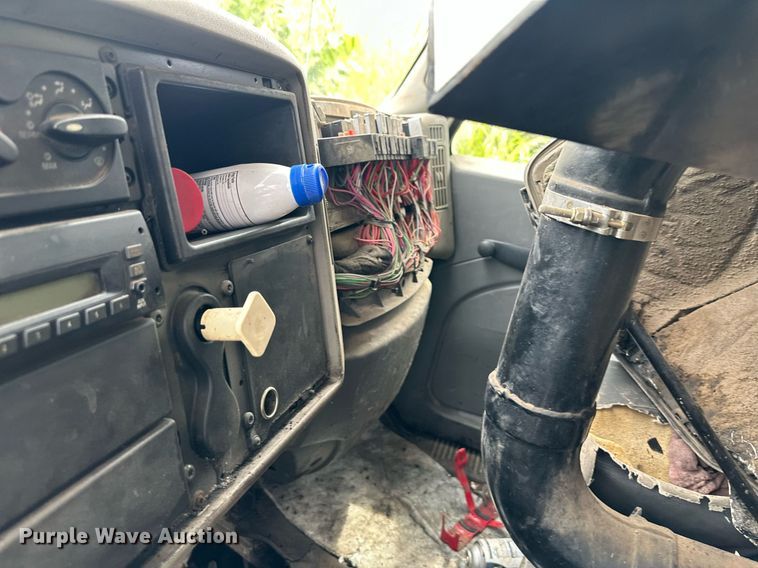 image for item DO5161 2013 International WorkStar 7300  oil distributor truck