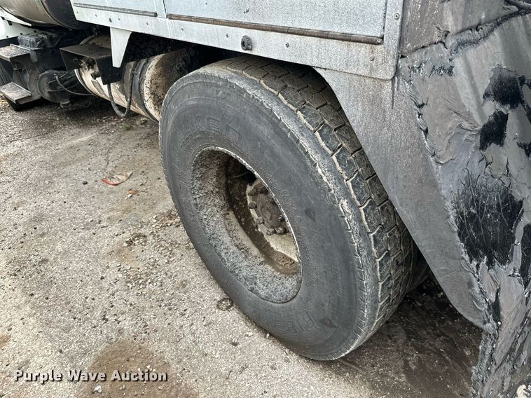 image for item DO5161 2013 International WorkStar 7300  oil distributor truck