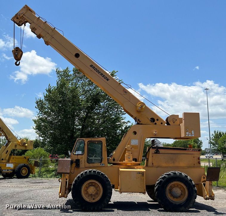 image for item DQ2116 1994 Broderson RT3002A  crane