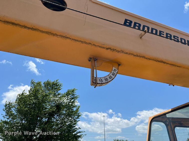 image for item DQ2116 1994 Broderson RT3002A  crane