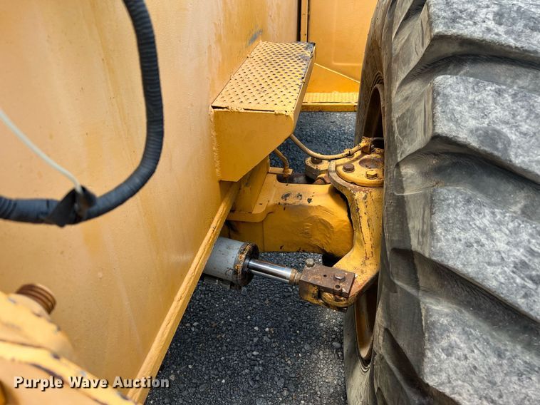 image for item DQ2116 1994 Broderson RT3002A  crane