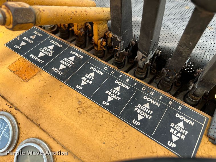 image for item DQ2116 1994 Broderson RT3002A  crane