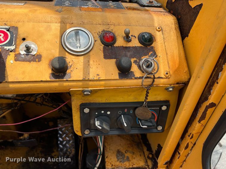 image for item DQ2116 1994 Broderson RT3002A  crane