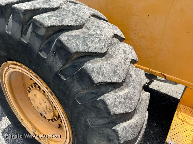 image for item DQ2116 1994 Broderson RT3002A  crane