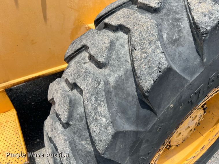 image for item DQ2116 1994 Broderson RT3002A  crane