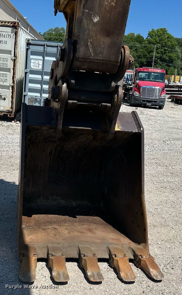 image for item DR7446 2000 John Deere 330LC  excavator