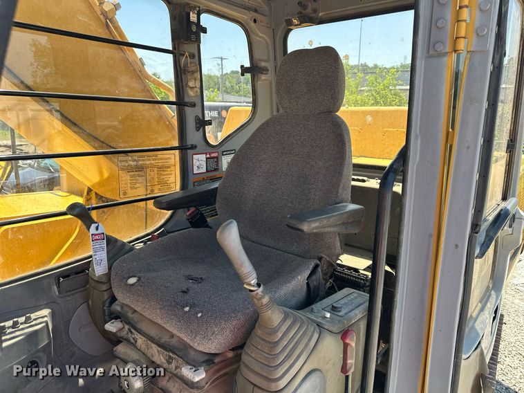 image for item DR7446 2000 John Deere 330LC  excavator