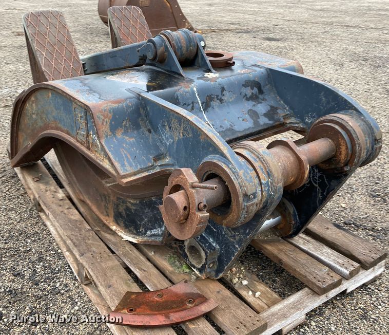 image for item HN9913 Caterpillar  50"W excavator grapple