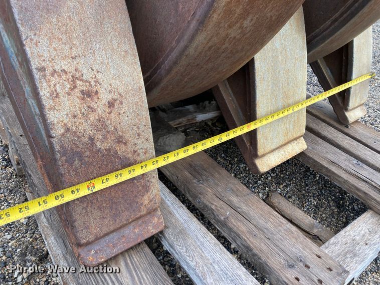 image for item HN9913 Caterpillar  50"W excavator grapple