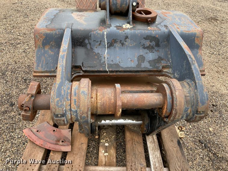 image for item HN9913 Caterpillar  50"W excavator grapple