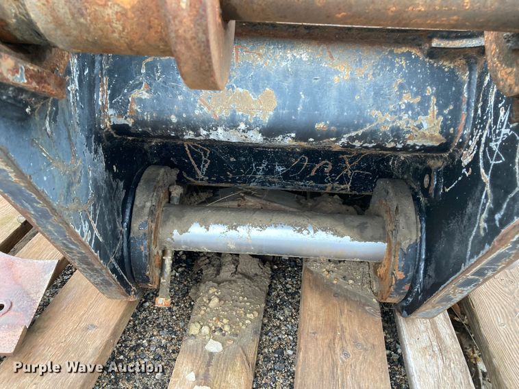 image for item HN9913 Caterpillar  50"W excavator grapple