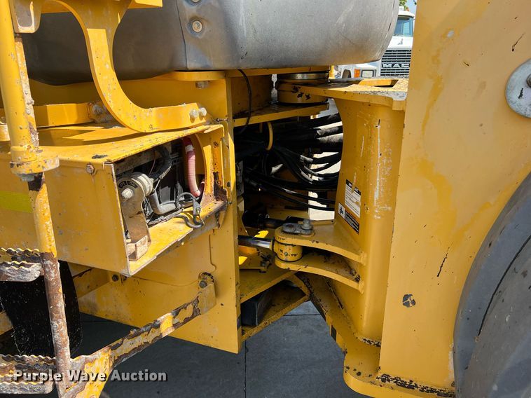 image for item II9243 2010 John Deere 824K  wheel loader