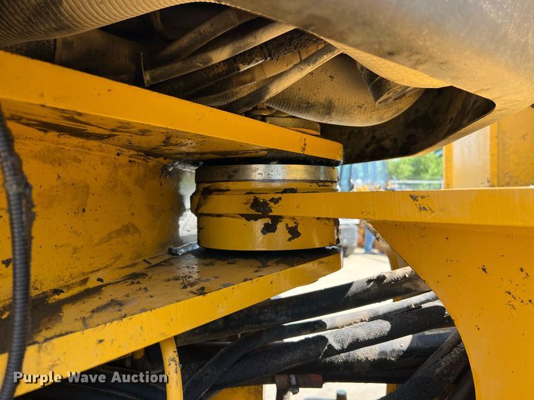 image for item II9243 2010 John Deere 824K  wheel loader