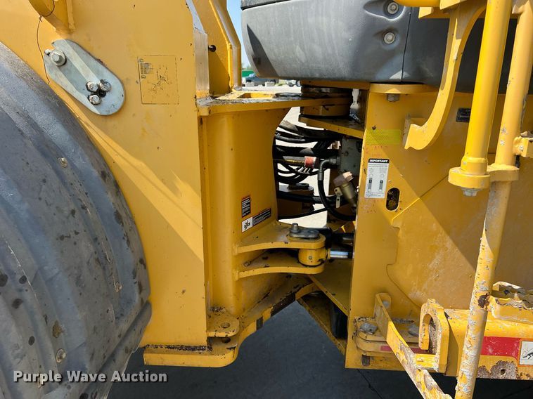 image for item II9243 2010 John Deere 824K  wheel loader