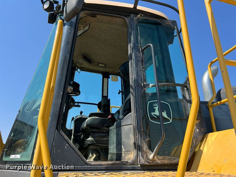 image for item II9243 2010 John Deere 824K  wheel loader