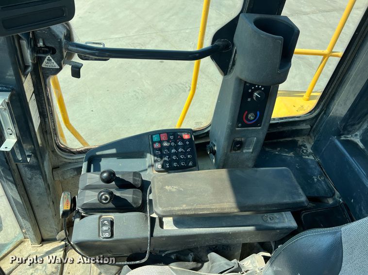 image for item II9243 2010 John Deere 824K  wheel loader