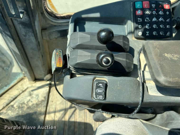 image for item II9243 2010 John Deere 824K  wheel loader