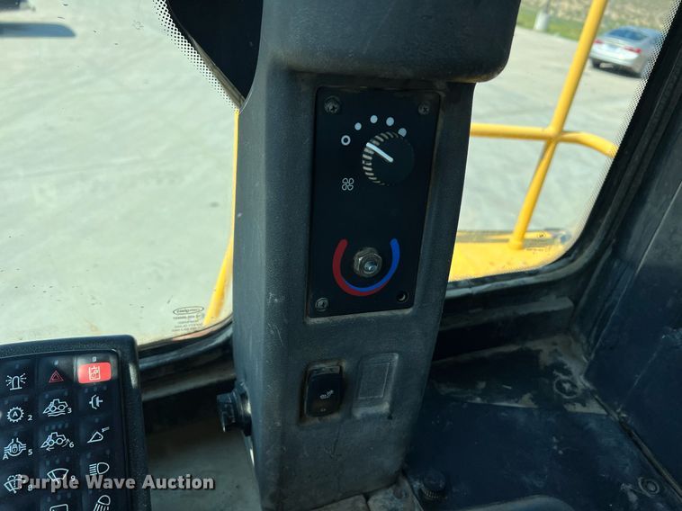 image for item II9243 2010 John Deere 824K  wheel loader