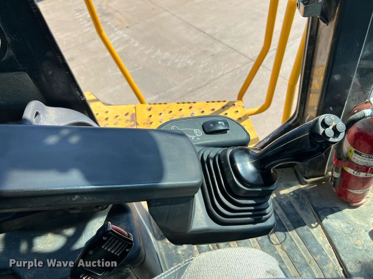 image for item II9243 2010 John Deere 824K  wheel loader