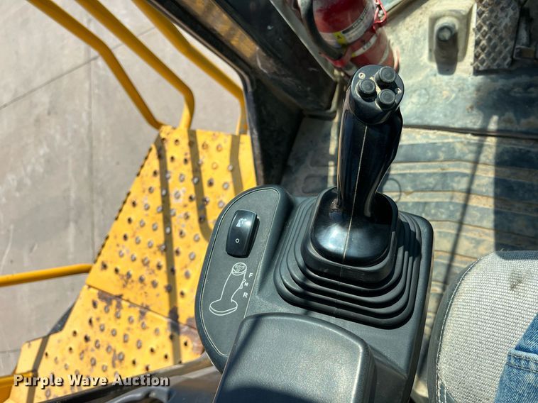 image for item II9243 2010 John Deere 824K  wheel loader