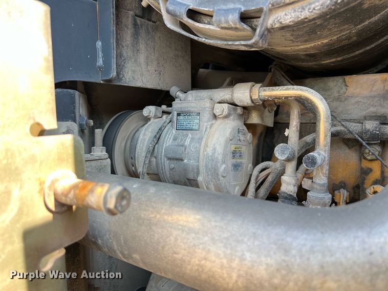 image for item II9243 2010 John Deere 824K  wheel loader