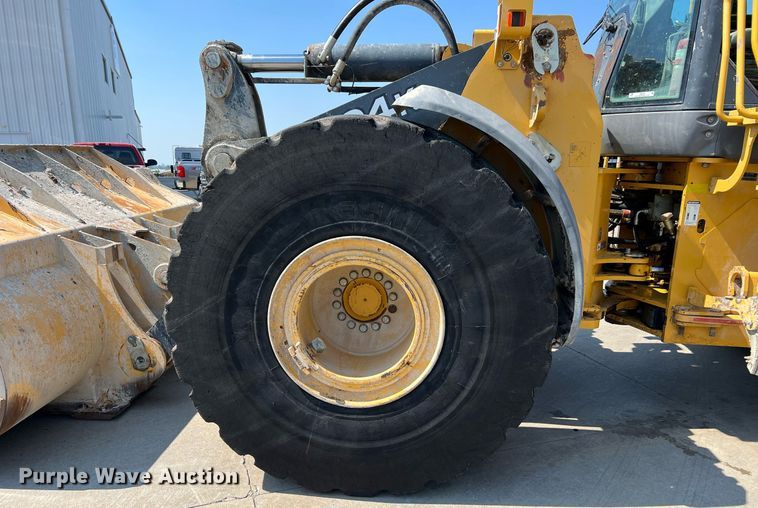 image for item II9243 2010 John Deere 824K  wheel loader