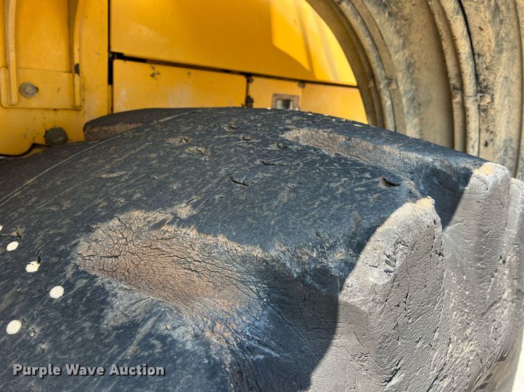 image for item II9243 2010 John Deere 824K  wheel loader