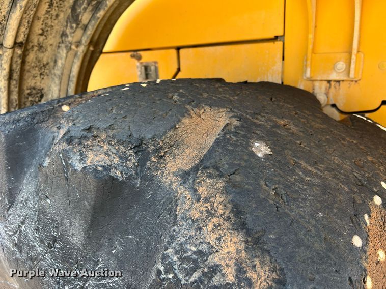 image for item II9243 2010 John Deere 824K  wheel loader