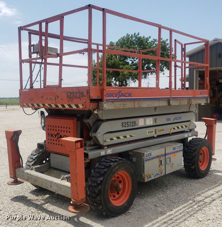 image for item IP9358 2005 Skyjack SJ7127  scissor lift