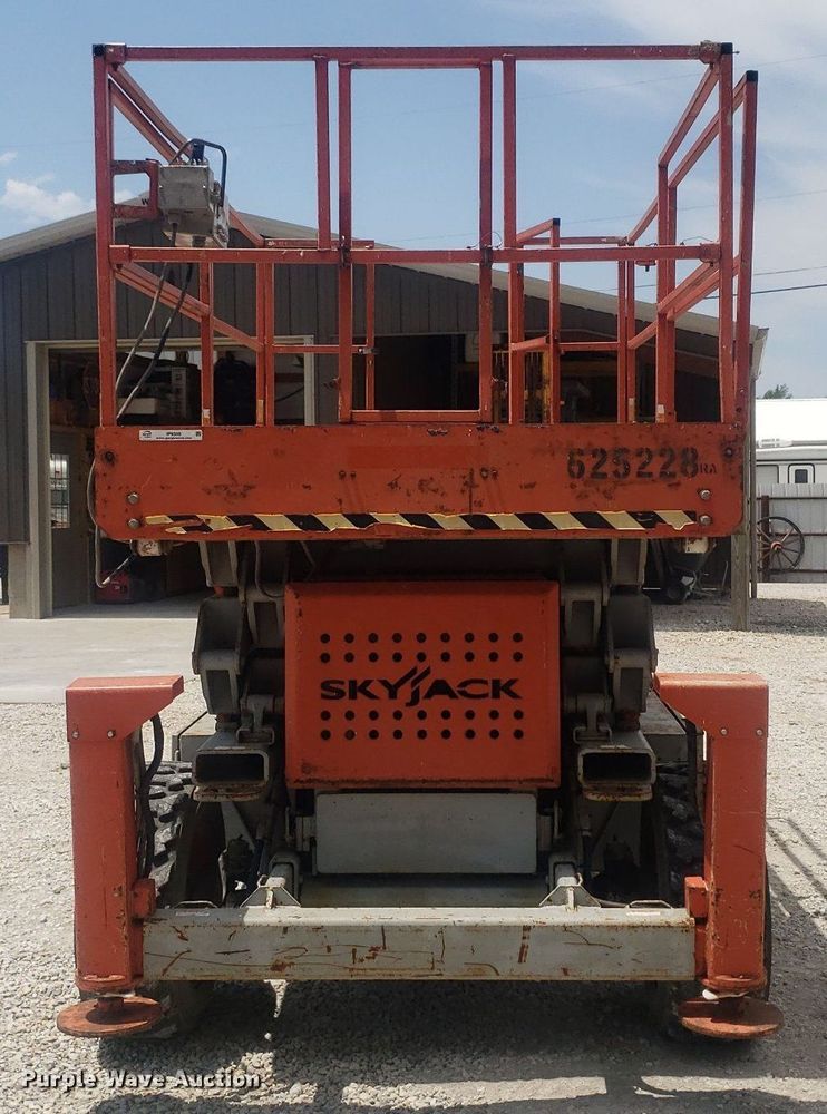 image for item IP9358 2005 Skyjack SJ7127  scissor lift