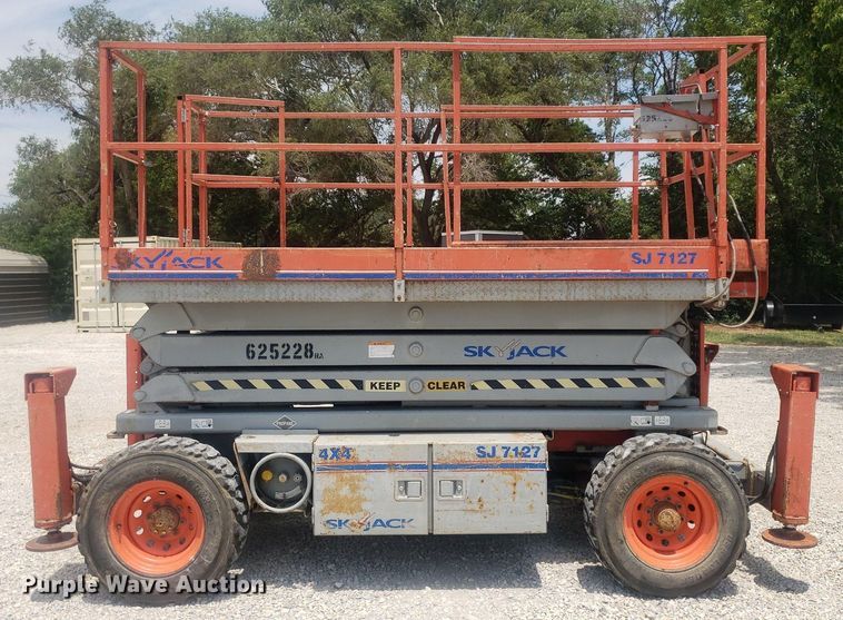 image for item IP9358 2005 Skyjack SJ7127  scissor lift