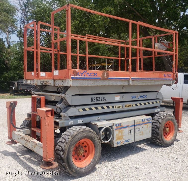 image for item IP9358 2005 Skyjack SJ7127  scissor lift