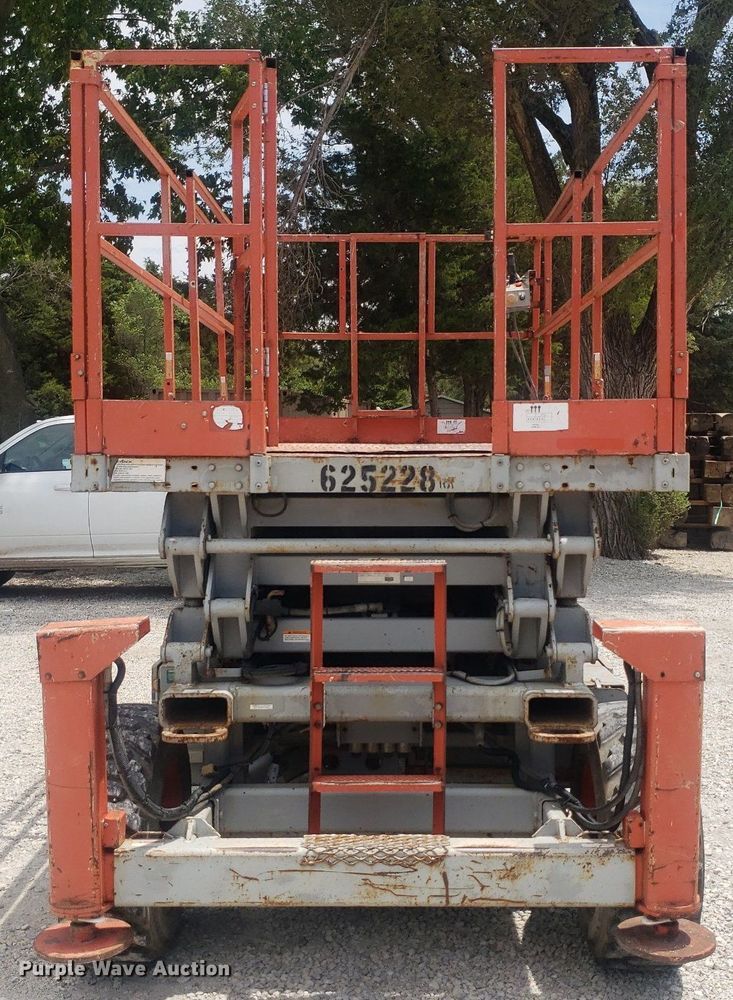 image for item IP9358 2005 Skyjack SJ7127  scissor lift