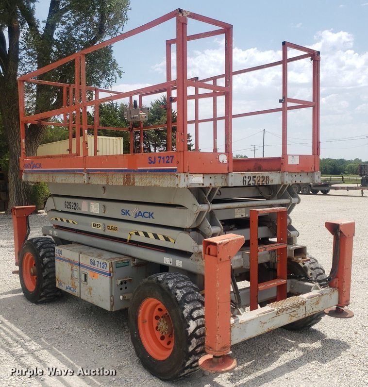 image for item IP9358 2005 Skyjack SJ7127  scissor lift