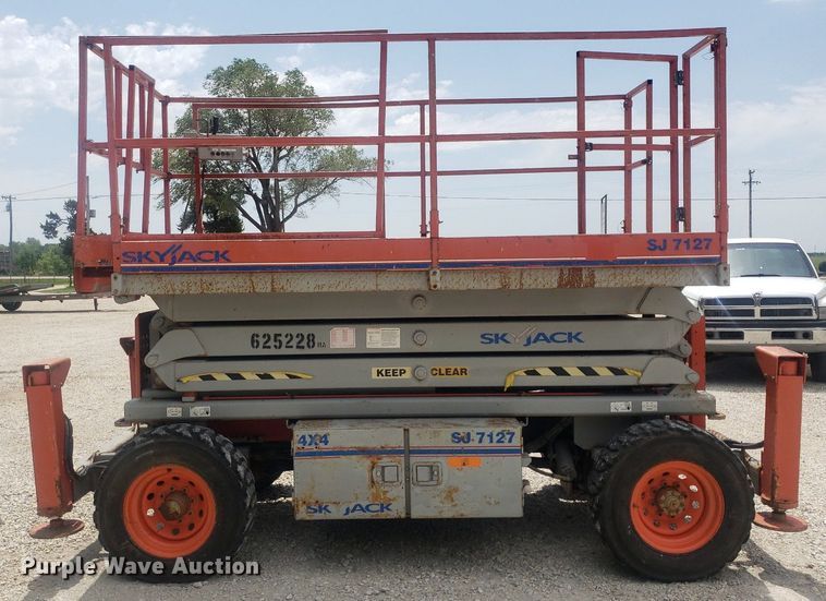 image for item IP9358 2005 Skyjack SJ7127  scissor lift