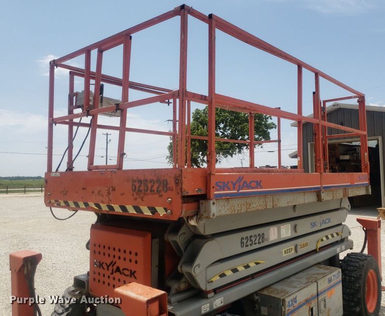 image for item IP9358 2005 Skyjack SJ7127  scissor lift