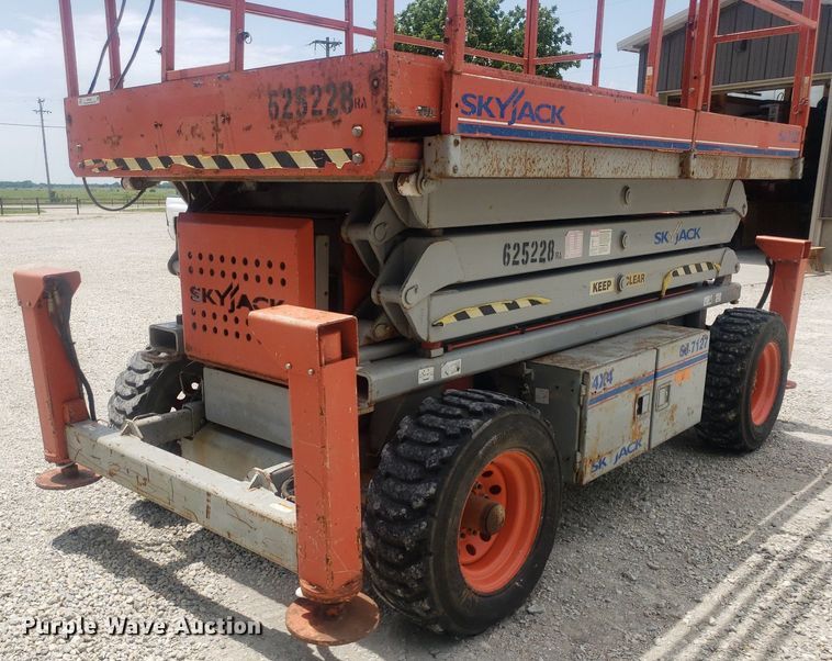 image for item IP9358 2005 Skyjack SJ7127  scissor lift