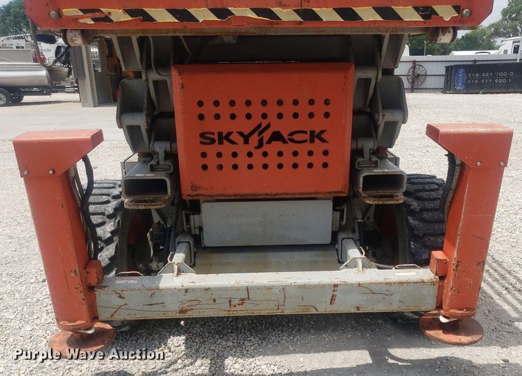 image for item IP9358 2005 Skyjack SJ7127  scissor lift
